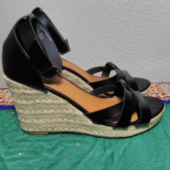 Time and Tru Black Leather platform sandals w/memory foam insoles - Picture 2 of 5
